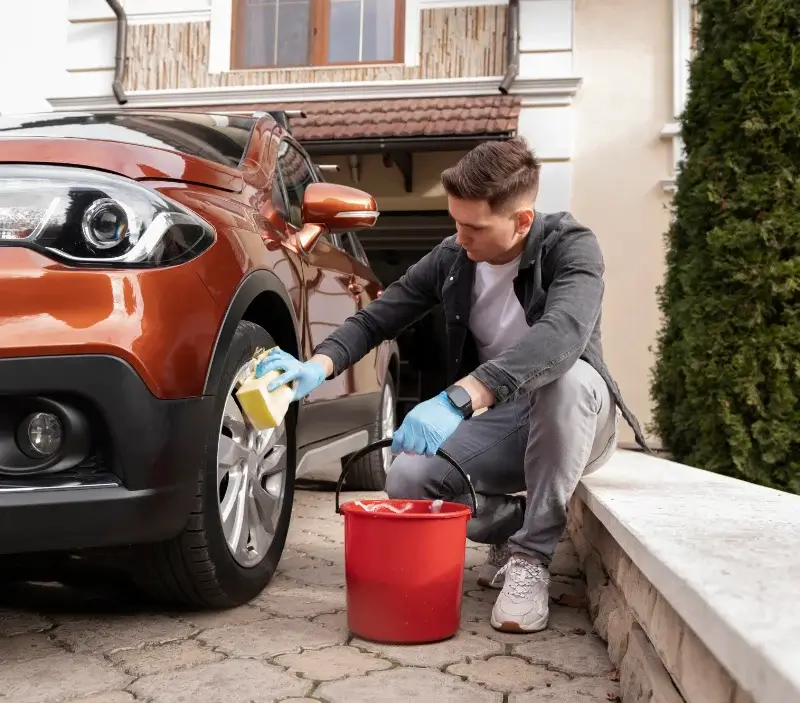 Lavage auto à domicile Saint-Antonin-Noble-Val : professionnel intervenant sur un véhicule
